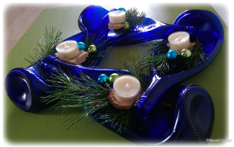 4 Glasflaschen ergeben einen Adventskranz